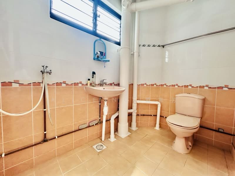 331 Jurong East Avenue 1, 331 Jurong East Avenue 1, 3 Bedrooms, 1,119 sqft, HDB Flat For Sale, by Alice Ng 黄素芳, 500170176 - Bathroom - PropertyGuru.com.sg