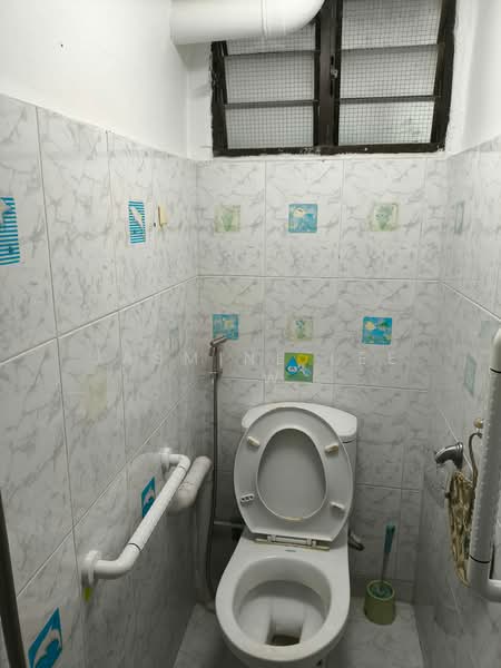 117 Lorong 1 Toa Payoh, 117 Lorong 1 Toa Payoh, Room Rental, 200 sqft, HDB Flat For Rent, by Jasmine Lee T W, 500170183 - Bathroom - PropertyGuru.com.sg