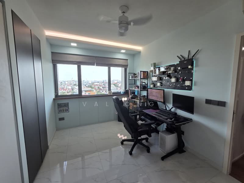 The Topiary, 11 Fernvale Lane, 3 Bedrooms, 904 sqft, Executive Condominium For Sale, by Val Ong, 500170186 - Master room - PropertyGuru.com.sg
