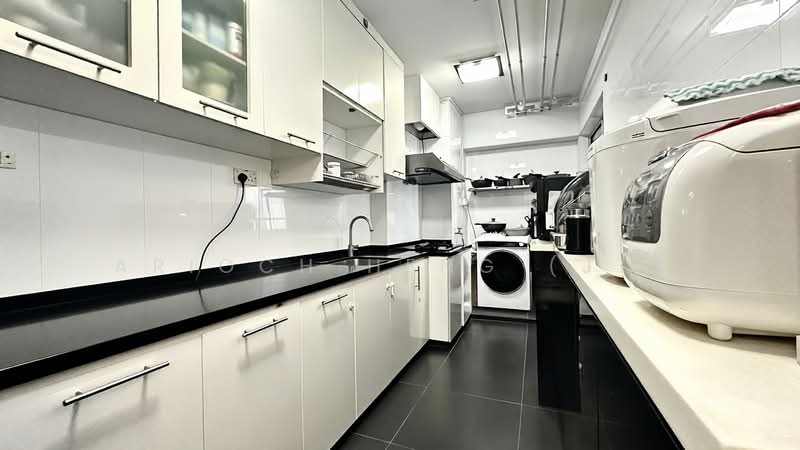 395 Bukit Batok West Avenue 5, 395 Bukit Batok West Avenue 5, 3 Bedrooms, 990 sqft, HDB Flat For Sale, by Arioch Heng (JT), 500170199 - Kitchen - PropertyGuru.com.sg