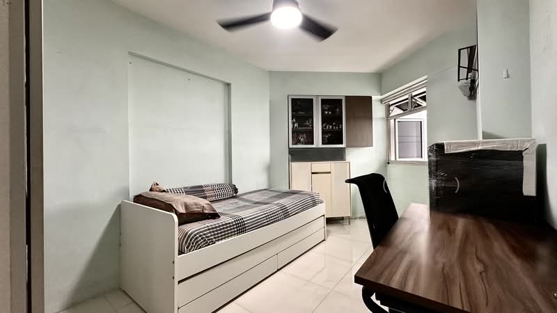 395 Bukit Batok West Avenue 5, 395 Bukit Batok West Avenue 5, 3 Bedrooms, 990 sqft, HDB Flat For Sale, by Arioch Heng (JT), 500170199 - Bedroom 2 - PropertyGuru.com.sg