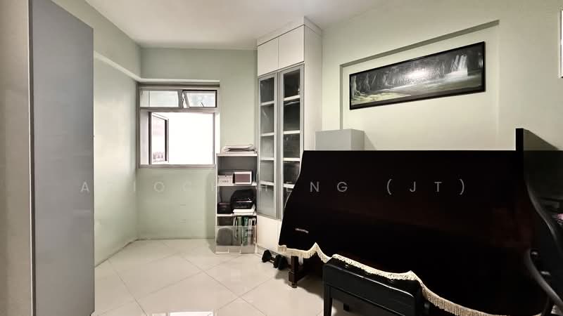 395 Bukit Batok West Avenue 5, 395 Bukit Batok West Avenue 5, 3 Bedrooms, 990 sqft, HDB Flat For Sale, by Arioch Heng (JT), 500170199 - Bedroom 3 - PropertyGuru.com.sg