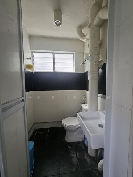230 Bukit Batok East Avenue 3, 230 Bukit Batok East Avenue 3, 1 Bedroom, 742 sqft, HDB Flat For Sale, by Christina Oh, 500170204 - Bathroom - PropertyGuru.com.sg