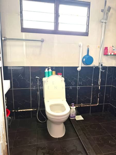 364 Tampines Street 34, 364 Tampines Street 34, 3 Bedrooms, 1,076 sqft, HDB Flat For Sale, by Jose Loh Zhenhao, 500170212 - Bathroom - PropertyGuru.com.sg