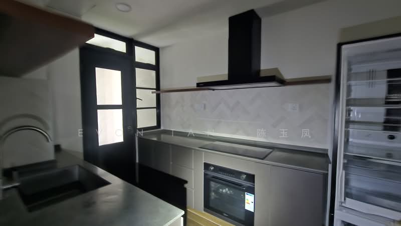 Pinetree Condo, 28 Balmoral park, 3 Bedrooms, 1,206 sqft, Condominium For Rent, by Evon Tan  陈玉凤, 500170216 - Kitchen - PropertyGuru.com.sg