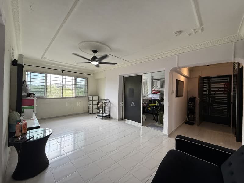 941 Jurong West Street 91, 941 Jurong West Street 91, 3 Bedrooms, 1,216 sqft, HDB Flat For Sale, by Erra Samat, 500170259 - Living Room - PropertyGuru.com.sg