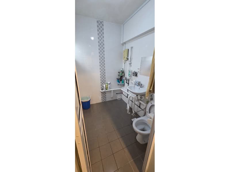 164 Bukit Batok Street 11, 164 Bukit Batok Street 11, 2 Bedrooms, 785 sqft, HDB Flat For Sale, by Ivy Boo, 500170265 - Bathroom - PropertyGuru.com.sg