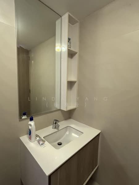 J Gateway, 2 Gateway Drive, Room Rental, 120 sqft, Condominium For Rent, by Linda Yang (杨凌云), 500170298 - Bathroom - PropertyGuru.com.sg
