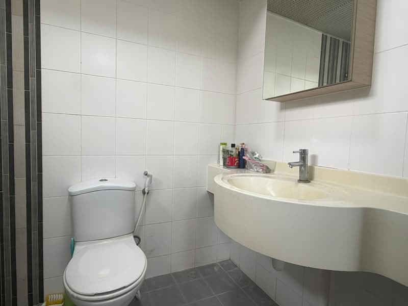 460 Segar Road, 460 Segar Road, 2 Bedrooms, 732 sqft, HDB Flat For Sale, by Kavin Kuah, 500170303 - Bathroom - PropertyGuru.com.sg