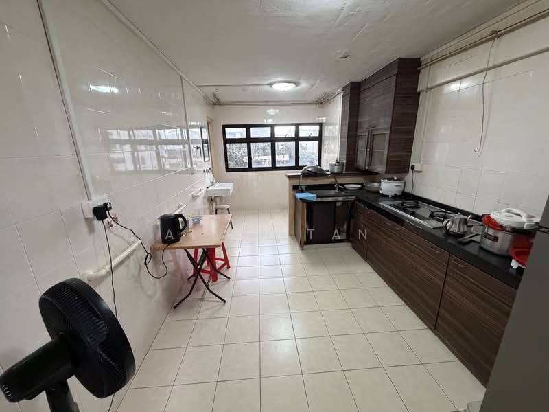 530 Jurong West Street 52, 530 Jurong West Street 52, 2 Bedrooms, 882 sqft, HDB Flat For Sale, by Alvin Tan, 500170368 - Kitchen - PropertyGuru.com.sg