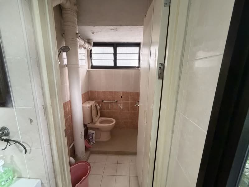530 Jurong West Street 52, 530 Jurong West Street 52, 2 Bedrooms, 882 sqft, HDB Flat For Sale, by Alvin Tan, 500170368 - Bathroom - PropertyGuru.com.sg