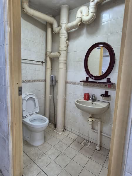 366 Clementi Avenue 2, 366 Clementi Avenue 2, 2 Bedrooms, 656 sqft, HDB Flat For Sale, by Martin Liew, 500170401 - Bathroom - PropertyGuru.com.sg