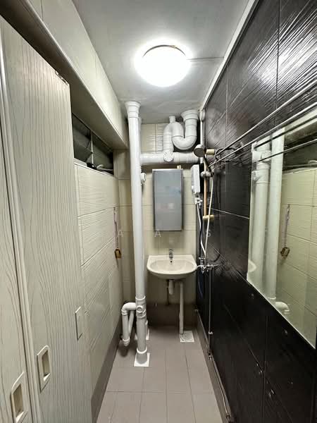 38 Teban Gardens Road, 38 Teban Gardens Road, 2 Bedrooms, 721 sqft, HDB Flat For Sale, by Bala .S, 500170406 - Bathroom - PropertyGuru.com.sg