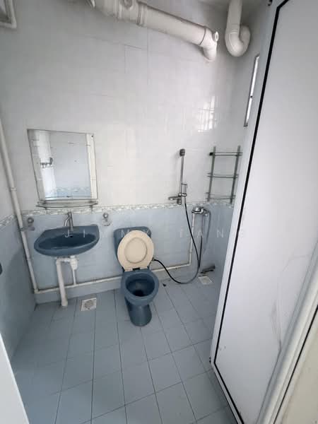 621 Senja Road, 621 Senja Road, 3 Bedrooms, 968 sqft, HDB Flat For Rent, by Jimmy Tang, 500170410 - Bathroom - PropertyGuru.com.sg