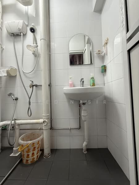 705 Hougang Avenue 2, 705 Hougang Avenue 2, 4 Bedrooms, 1,593 sqft, HDB Flat For Sale, by Syed Nasir, 500170442 - Bathroom - PropertyGuru.com.sg