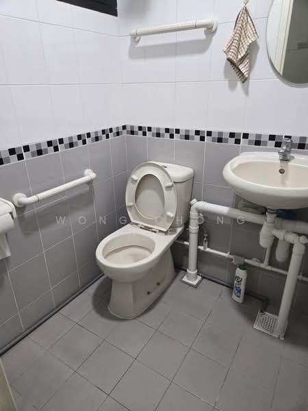 740 Yishun Avenue 5, 740 Yishun Avenue 5, 2 Bedrooms, 721 sqft, HDB Flat For Sale, by Wong Chong Wee, 500170460 - Bathroom - PropertyGuru.com.sg