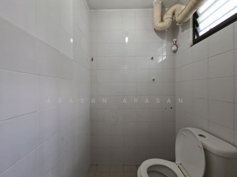 32 Jalan Bahagia, 32 Jalan Bahagia, 2 Bedrooms, 602 sqft, HDB Flat For Sale, by Arasan Arasan, 500170477 - Bathroom 2 - PropertyGuru.com.sg