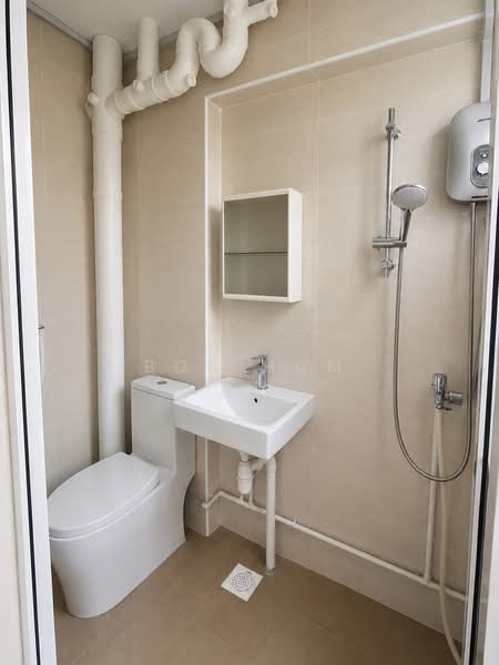 713 Jurong West Street 71, 713 Jurong West Street 71, 3 Bedrooms, 1,119 sqft, HDB Flat For Sale, by Bob Hum, 500170514 - Bathroom - PropertyGuru.com.sg