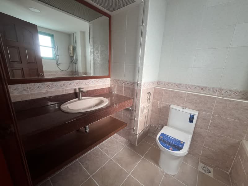 Ballota Park Condo, 156 Mariam Way, 3 Bedrooms, 1,420 sqft, Condominium For Sale, by Lawrence Loh, 500170517 - Master Bathroom - PropertyGuru.com.sg