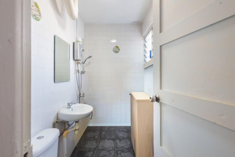 510 Bukit Batok Street 52, 510 Bukit Batok Street 52, 3 Bedrooms, 1,108 sqft, HDB Flat For Sale, by Queenie Ke, 500170521 - Bathroom - PropertyGuru.com.sg