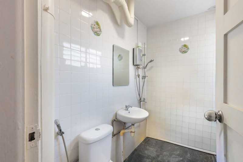 510 Bukit Batok Street 52, 510 Bukit Batok Street 52, 3 Bedrooms, 1,108 sqft, HDB Flat For Sale, by Queenie Ke, 500170521 - Bathroom - PropertyGuru.com.sg