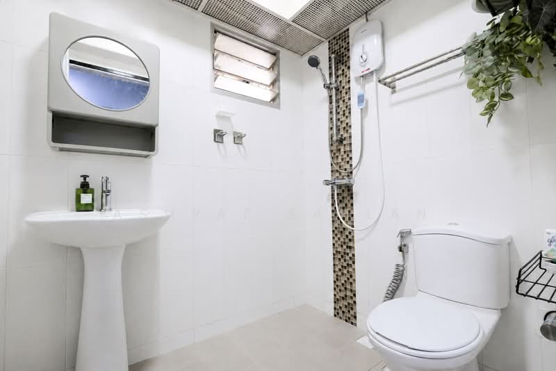 522A Tampines Central 7, 522A Tampines Central 7, 2 Bedrooms, 721 sqft, HDB Flat For Sale, by Ashraf Sahlan, 500170523 - Common Bathroom - PropertyGuru.com.sg