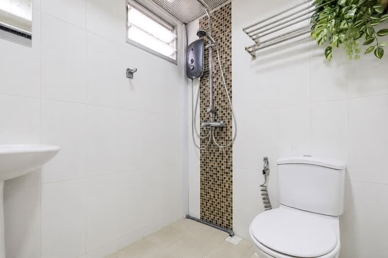 522A Tampines Central 7, 522A Tampines Central 7, 2 Bedrooms, 721 sqft, HDB Flat For Sale, by Ashraf Sahlan, 500170523 - Master Bathroom - PropertyGuru.com.sg