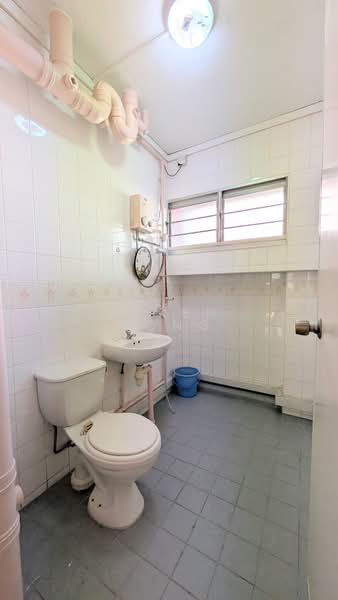751 Pasir Ris Street 71, 751 Pasir Ris Street 71, 4 Bedrooms, 1,302 sqft, HDB Flat For Sale, by Karen Wong, 500170530 - Bathroom - PropertyGuru.com.sg