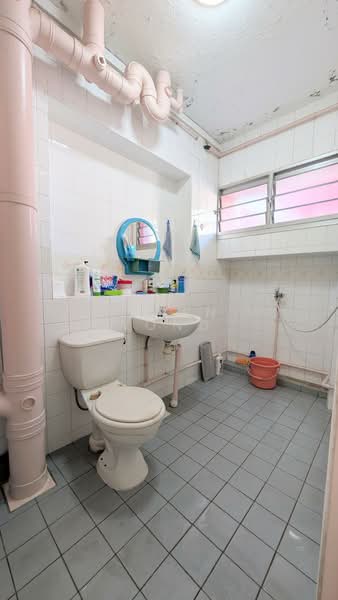 751 Pasir Ris Street 71, 751 Pasir Ris Street 71, 4 Bedrooms, 1,302 sqft, HDB Flat For Sale, by Karen Wong, 500170530 - Bathroom - PropertyGuru.com.sg