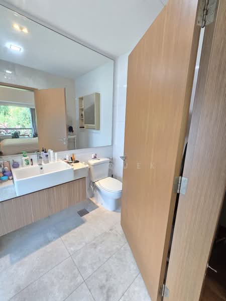 Waterfront Waves, 768 Bedok Reservoir Road, 2 Bedrooms, 990 sqft, Condominium For Sale, by MH Quek, 500170531 - Bathroom - PropertyGuru.com.sg