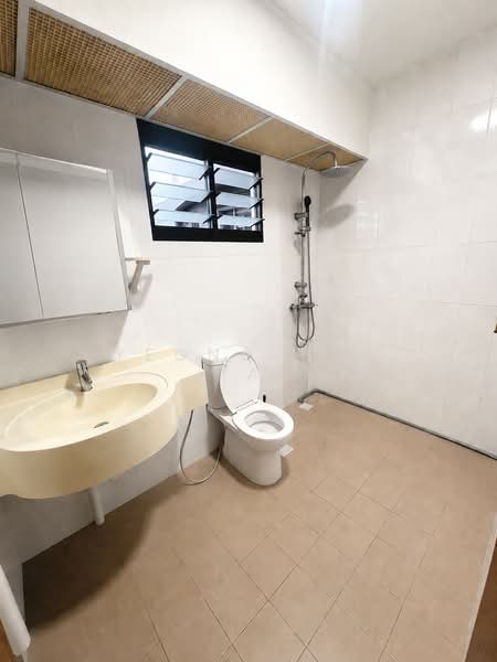 120B Punggol Edge, 120B Edgedale Plains, 3 Bedrooms, 1,206 sqft, HDB Flat For Sale, by Yeong Wei Jian, 500170584 - Common Bathroom - PropertyGuru.com.sg