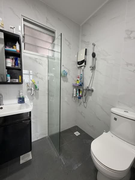 672D Edgefield Plains, 672D Edgefield Plains, 3 Bedrooms, 969 sqft, HDB Flat For Sale, by Roz Rufai, 500170628 - Bathroom - PropertyGuru.com.sg