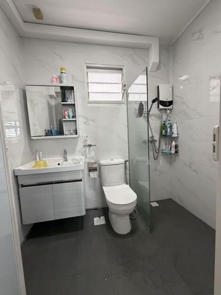 672D Edgefield Plains, 672D Edgefield Plains, 3 Bedrooms, 969 sqft, HDB Flat For Sale, by Roz Rufai, 500170628 - Bathroom - PropertyGuru.com.sg