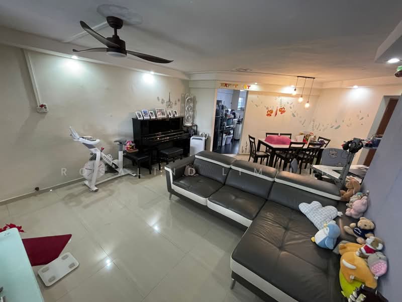 146 Yishun Street 11, 146 Yishun Street 11, 3 Bedrooms, 1,033 sqft, HDB Flat For Rent, by Rosalind Lim L H, 500170635 - Living Room - PropertyGuru.com.sg