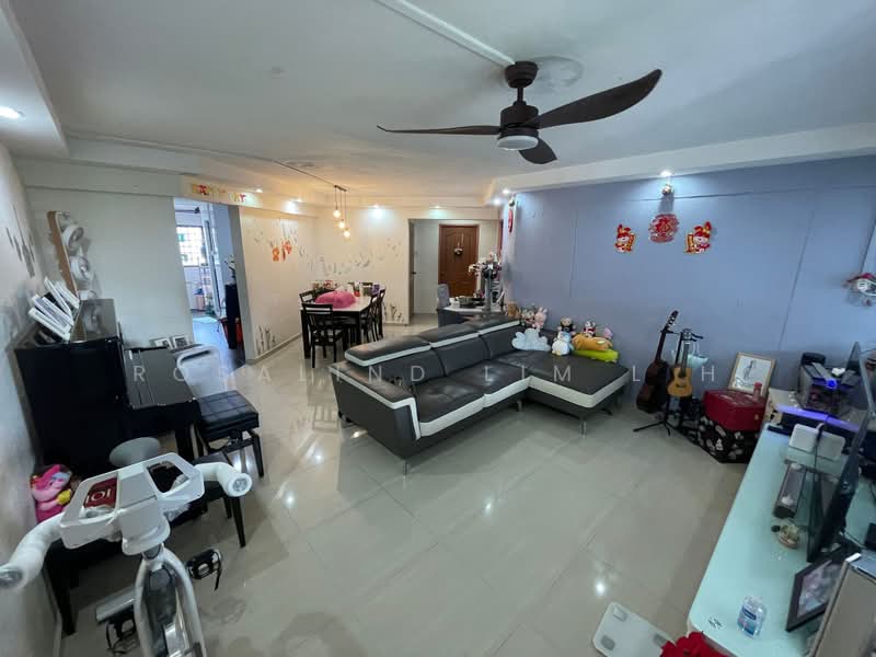 146 Yishun Street 11, 146 Yishun Street 11, 3 Bedrooms, 1,033 sqft, HDB Flat For Rent, by Rosalind Lim L H, 500170635 - Living Room - PropertyGuru.com.sg