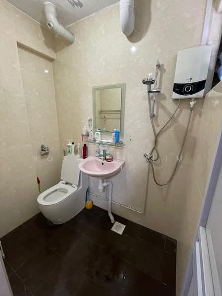 146 Yishun Street 11, 146 Yishun Street 11, 3 Bedrooms, 1,033 sqft, HDB Flat For Rent, by Rosalind Lim L H, 500170635 - Master Bathroom - PropertyGuru.com.sg