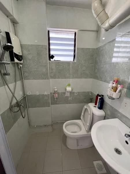 146 Yishun Street 11, 146 Yishun Street 11, 3 Bedrooms, 1,033 sqft, HDB Flat For Rent, by Rosalind Lim L H, 500170635 - Bathroom - PropertyGuru.com.sg