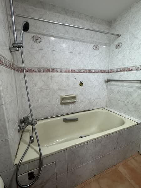 Hougang Green, 5 Buangkok Green, 2 Bedrooms, 764 sqft, Apartment For Rent, by Teh Jing Ying, 500170650 - Bathroom - PropertyGuru.com.sg