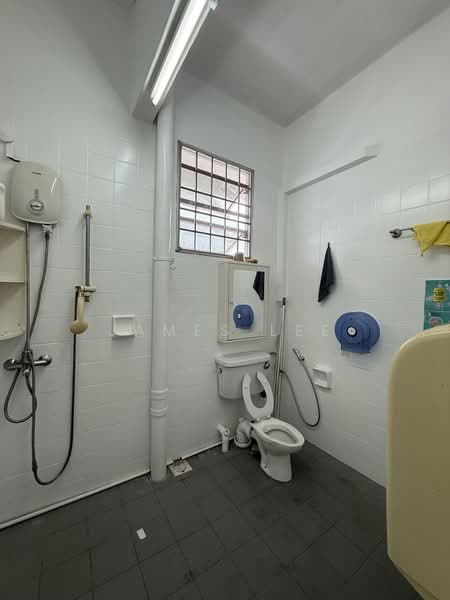 Lengkong Dua, Lengkong Dua, 5 Bedrooms, 4,500 sqft, Semi-Detached House For Sale, by James Lee, 500170659 - Bathroom - PropertyGuru.com.sg