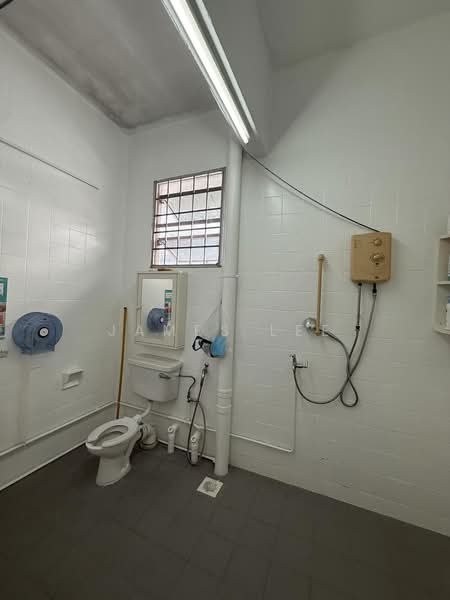 Lengkong Dua, Lengkong Dua, 5 Bedrooms, 4,500 sqft, Semi-Detached House For Sale, by James Lee, 500170659 - Bathroom - PropertyGuru.com.sg
