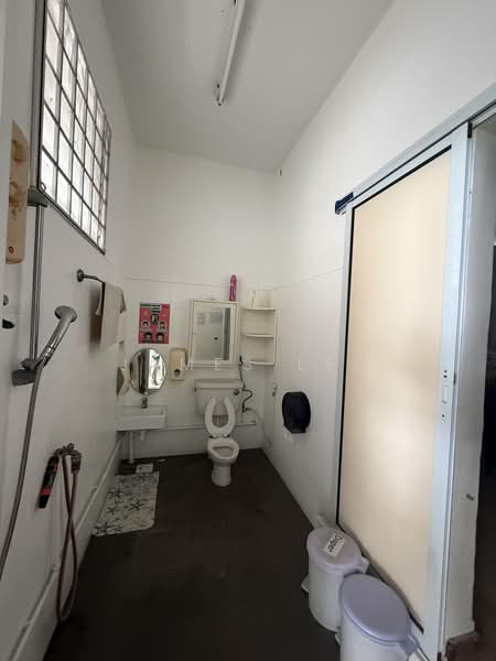 Lengkong Dua, Lengkong Dua, 5 Bedrooms, 4,500 sqft, Semi-Detached House For Sale, by James Lee, 500170659 - Bathroom - PropertyGuru.com.sg
