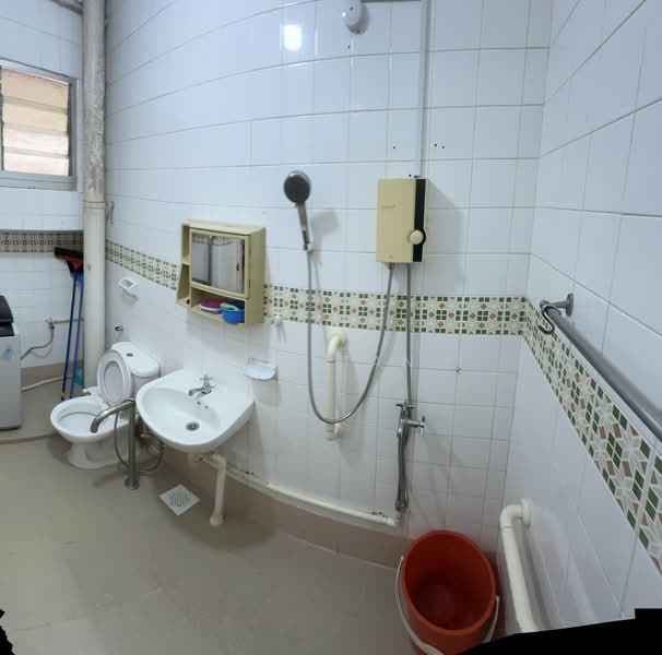 309 Tampines Street 32, 309 Tampines Street 32, 4 Bedrooms, 1,539 sqft, HDB Flat For Rent, by Ken Tan, 500170684 - Bathroom - PropertyGuru.com.sg