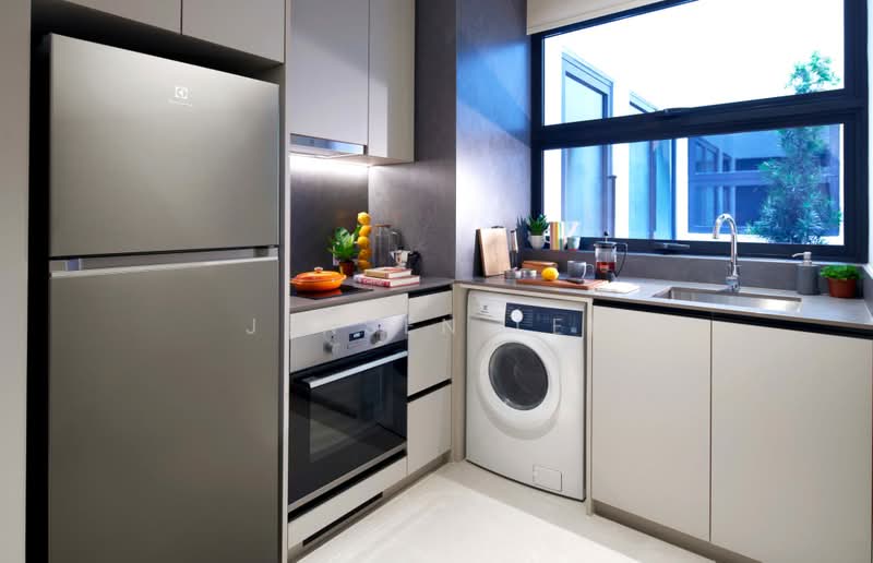 Serviced Apartment For Short-Term Stay, , 4 Bedrooms, 1,340 sqft, Apartment For Rent, by Jensen Lee, 500170687 - Kitchen - PropertyGuru.com.sg