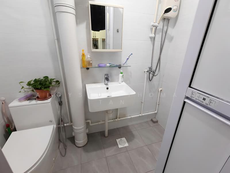 213 Petir Road, 213 Petir Road, 3 Bedrooms, 1,119 sqft, HDB Flat For Sale, by Aloysius Thomas Tan, 500170817 - Bathroom - PropertyGuru.com.sg