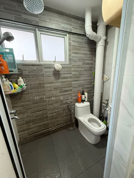 325 Bukit Batok Street 33, 325 Bukit Batok Street 33, 3 Bedrooms, 903 sqft, HDB Flat For Sale, by Henry Na, 500170824 - Bathroom - PropertyGuru.com.sg
