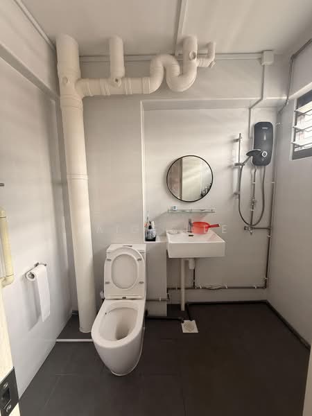 424 Hougang Avenue 6, 424 Hougang Avenue 6, 3 Bedrooms, 1,130 sqft, HDB Flat For Sale, by Paige Lee, 500170854 - Bathroom - PropertyGuru.com.sg