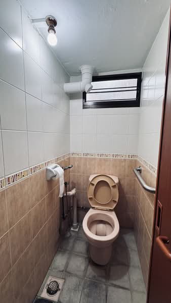1 Jalan Bukit Merah, 1 Jalan Bukit Merah, 2 Bedrooms, 807 sqft, HDB Flat For Sale, by Yuli Tay YL, 500170863 - Bathroom - PropertyGuru.com.sg