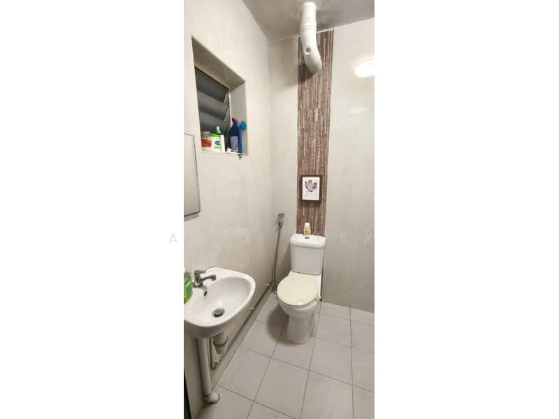 462 Jurong West Street 41, 462 Jurong West Street 41, 2 Bedrooms, 786 sqft, HDB Flat For Sale, by Alex Alex, 500170925 - Bathroom - PropertyGuru.com.sg