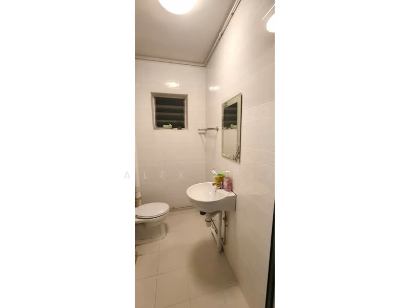 462 Jurong West Street 41, 462 Jurong West Street 41, 2 Bedrooms, 786 sqft, HDB Flat For Sale, by Alex Alex, 500170925 - Bathroom - PropertyGuru.com.sg