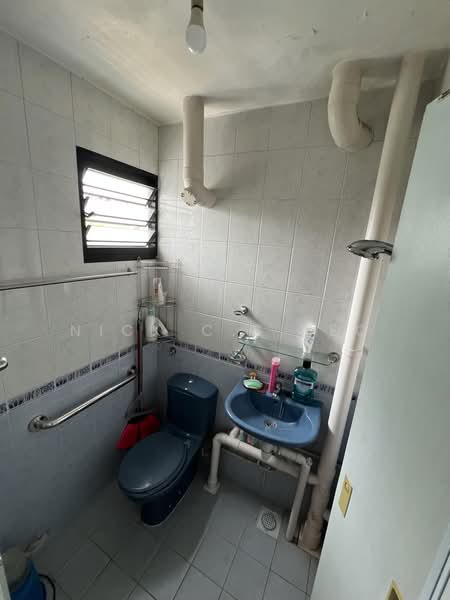 Unblocked Greenery View And Corner Unit!, 305 Clementi Avenue 4, 3 Bedrooms, 991 sqft, HDB Flat For Sale, by Nick C.S Teo, 500170926 - Bathroom - PropertyGuru.com.sg